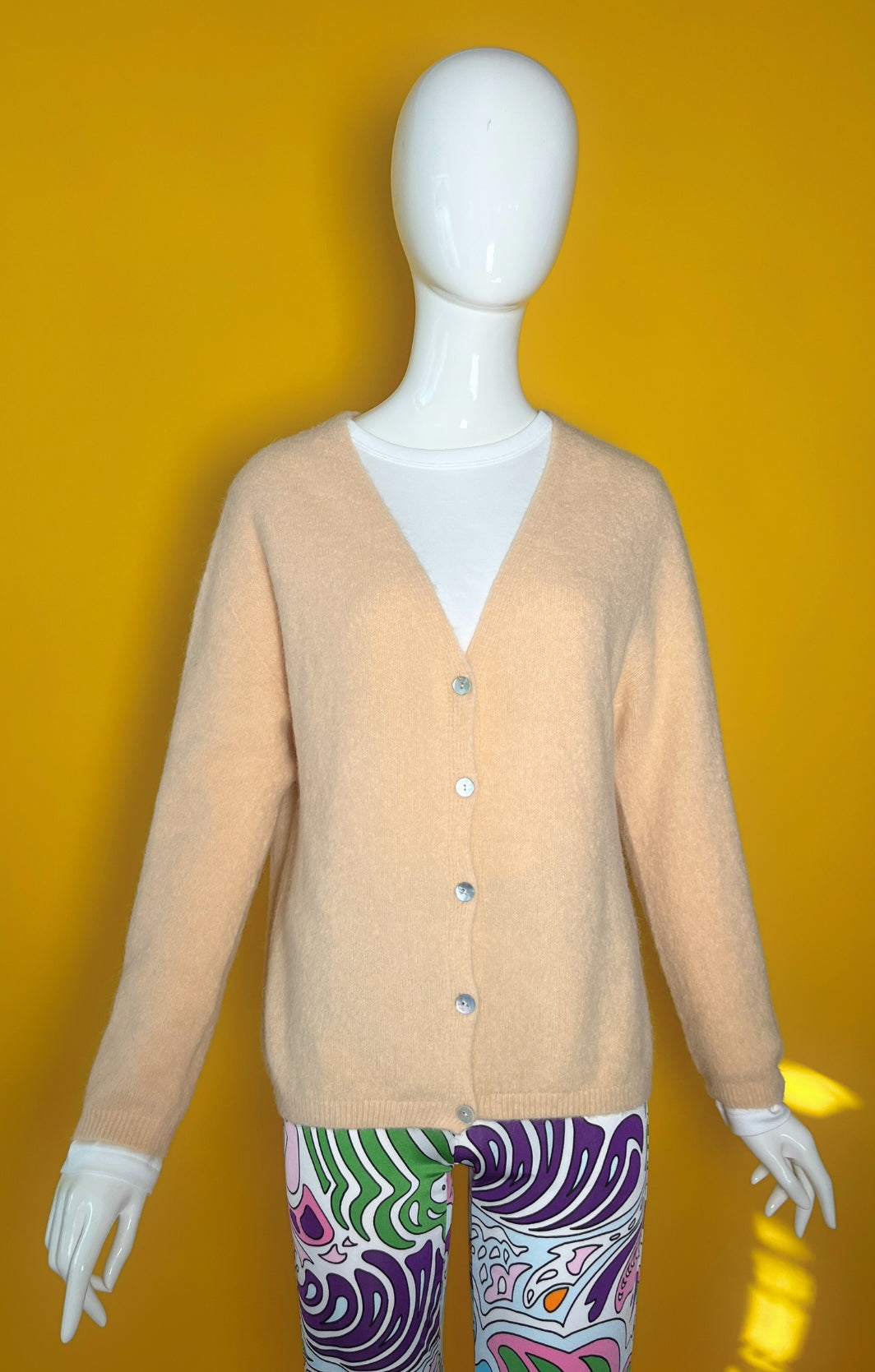 Kurze Strickjacke Issa mit Knopf