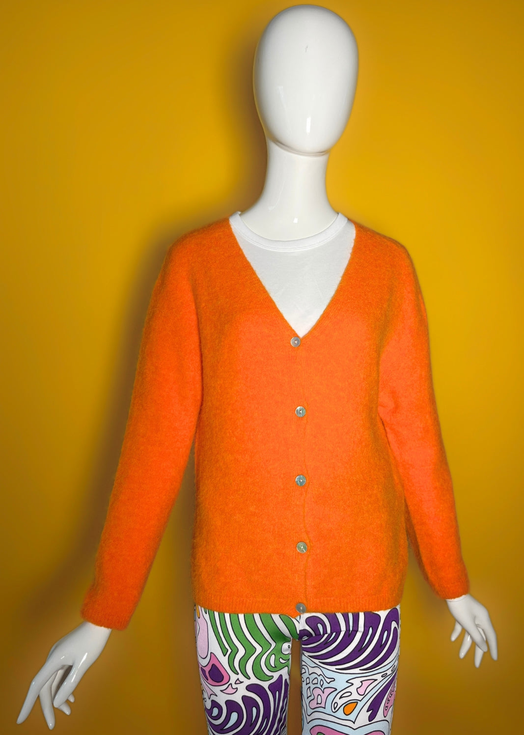 Kurze Strickjacke Issa mit Knopf