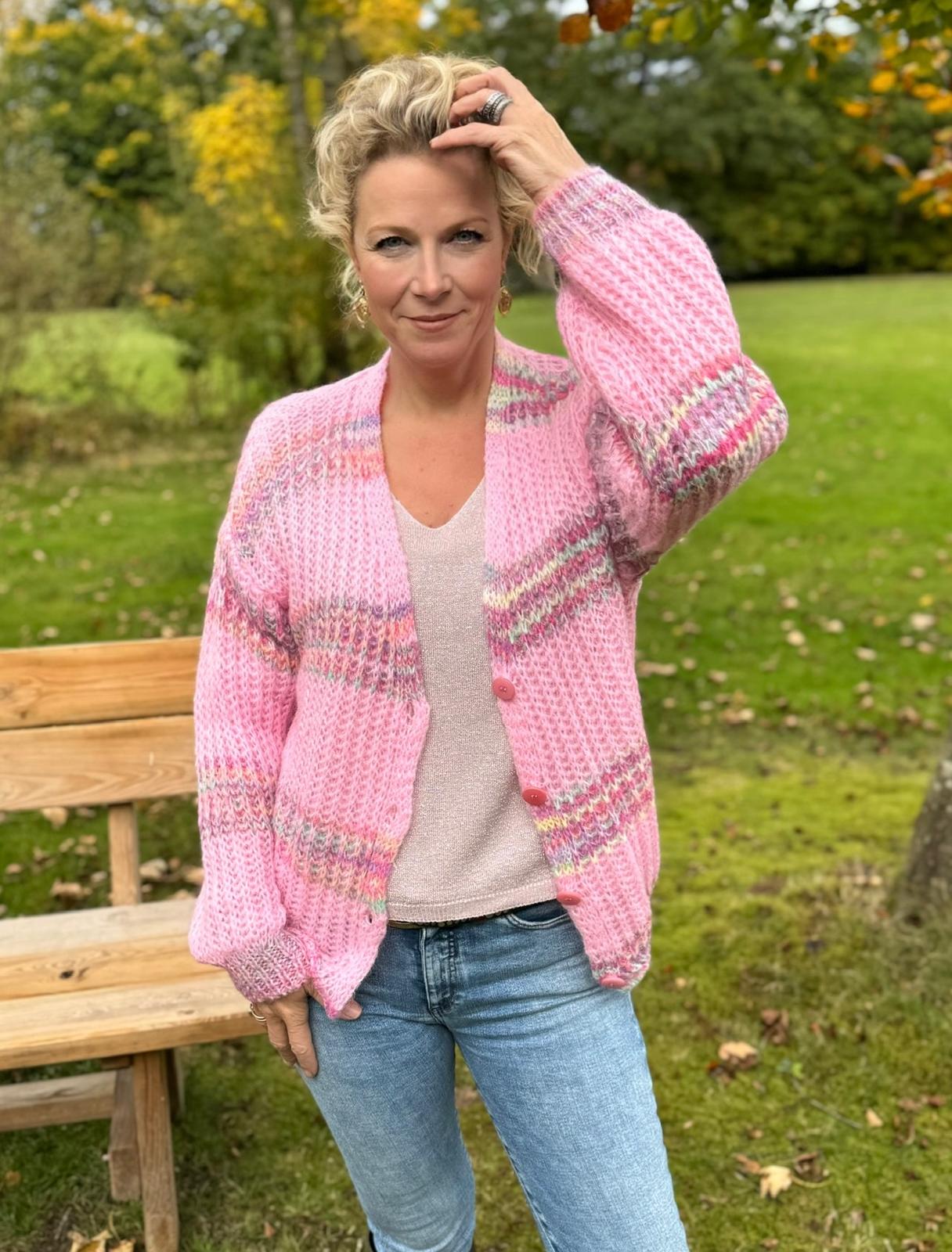 Kurze Strickjacke im angesagten Scandi-Style vom Hamburger Modelabel stegmann mode